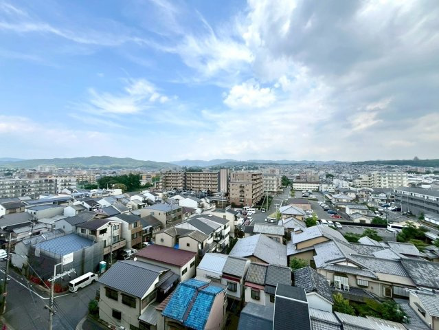 【ReDream】ファミールハイツ京都伏見ステージ1の展望|【眺望】
遮る建物が少なく、遠くの山並みまで望める開放的な眺望。毎日の暮らしに心地よさをプラスします。

現地（2026年3月）撮影