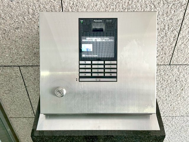 【ReDream】ファミールハイツ京都伏見ステージ1の防犯設備|オートロック完備で、防犯面に配慮された安心の住まいです。

現地（2026年3月）撮影