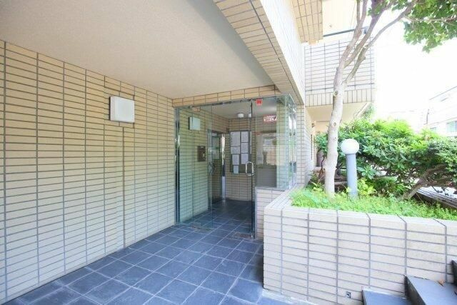 パラシオン椎名町のエントランス