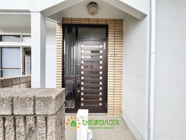 古河市大山１期　中古一戸建ての玄関