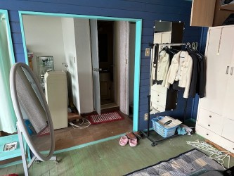 伯王ビルの洋室