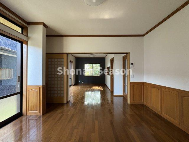 【現地画像あり】厚木市中依知　中古戸建　42.61坪の居間・リビング|落ち着いた茶色を基調とした室内は、インテリアの幅も広がりますね◎