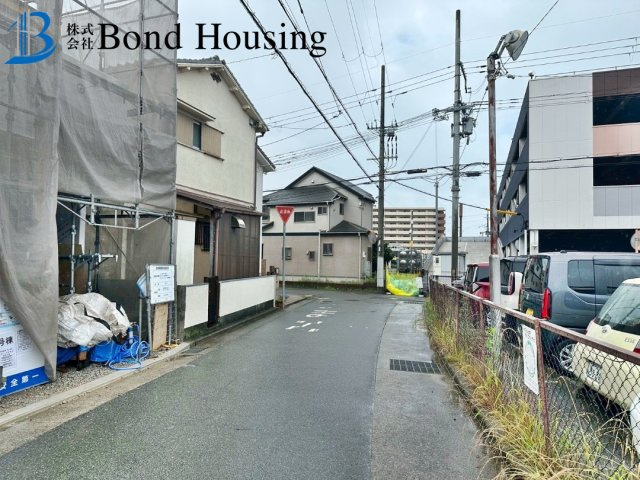 近隣商業施設充実　大久保町西脇5期　新築限定1棟の前面道路含む現地写真
