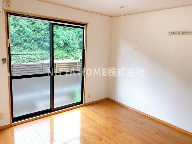 マルベリーズの居間・リビング|洋室8帖のお部屋です(^^)