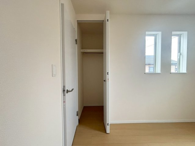 鴻巣市富士見町　第1　新築一戸建て　ハートフルタウン　Aの収納|ハンガーパイプと上部棚を備えた利便性の高いクローゼット! 衣類だけでなくカバンや季節の小物まで綺麗に収まり、お部屋の床に物を散らかさずにいつでも整頓された心地よい状態を保てます。