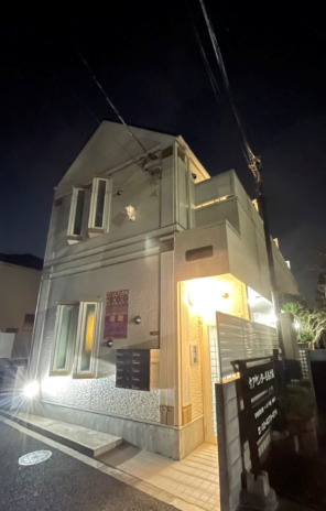 新宿区下落合１丁目のアパートのエントランス