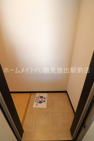 大阪市鶴見区今津中４丁目のアパートの玄関