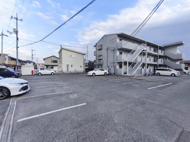 ピュアステージイタノの駐車場