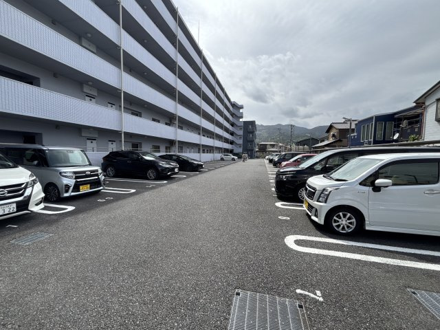 エンブルエバー富士松岡の駐車場