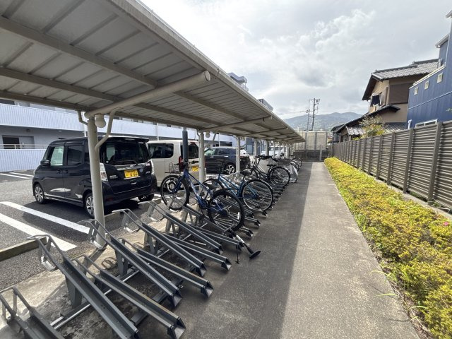 エンブルエバー富士松岡の駐輪場