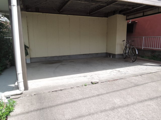 高槻市芥川町４丁目の賃貸マンションの駐車場