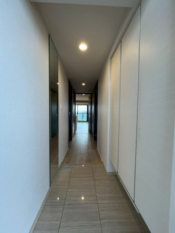 シティテラス鶴見緑地公園の玄関|玄関からLDKへと真っ直ぐ続く廊下です。
