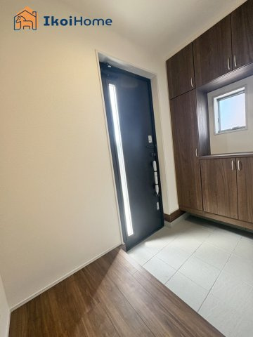 明石市大久保町西脇　全1棟　新築戸建の玄関|【ホームページに現地動画掲載中】●年中無休：当日予約可●玄関は小窓がありますので明るく換気できます。