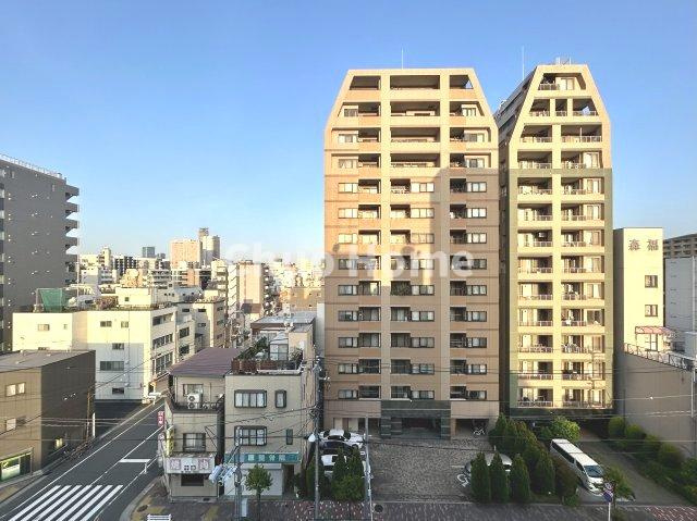 本所吾妻橋アムフラットの展望|手を伸ばせば、ふれることが出来そうな環境が、そのままインテリアになったような印象です。その豊かな眺望にふさわしい空間には、通風・採光にも優れ、心地よい光と風があふれています