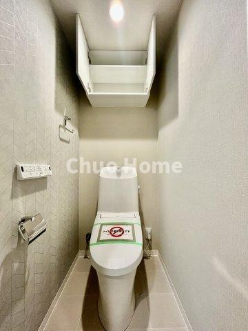 本所吾妻橋アムフラットのトイレ|【トイレ】 収納スペースをしっかりと確保した温水洗浄便座機能付きトイレ。温水洗浄便座は清潔にお使いいただくための大切なアイテムです。