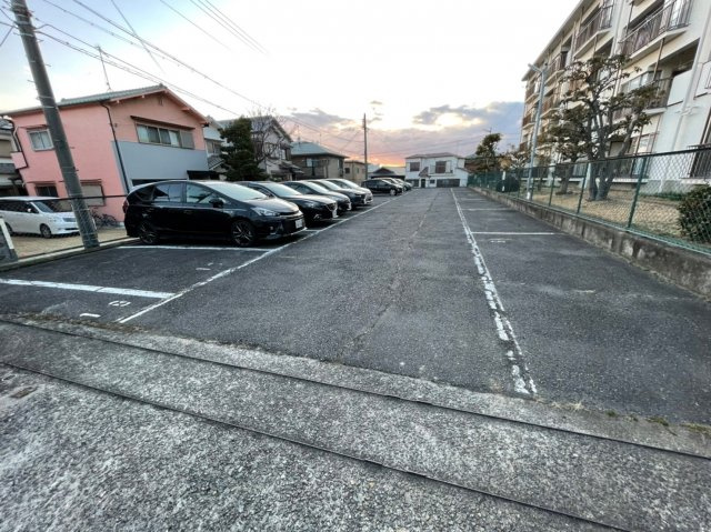 霞が丘マンションの駐車場