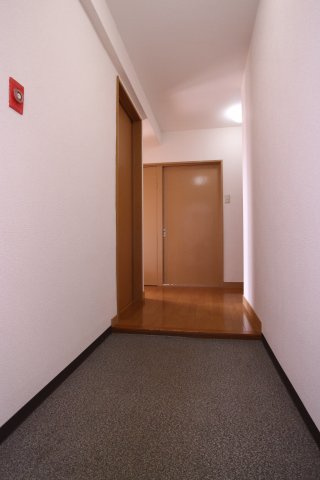 霞が丘マンションの玄関