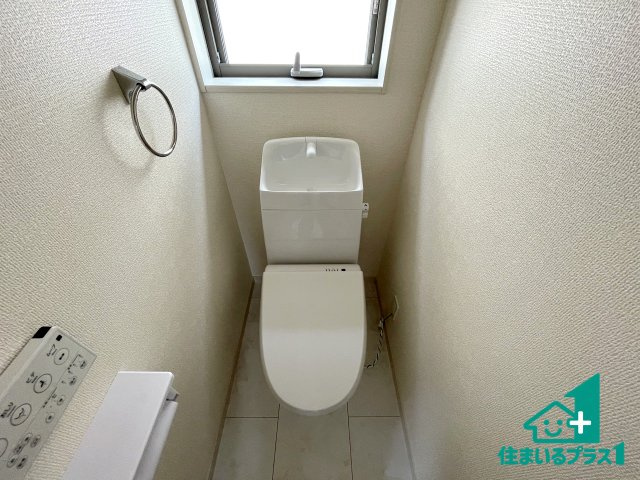 ■枚方市高田　第2期　新築一戸建てのトイレ|1・2階の2ヶ所にあるので、朝の忙しい時間の順番待ちもなく、深夜の利用にも大変便利です。