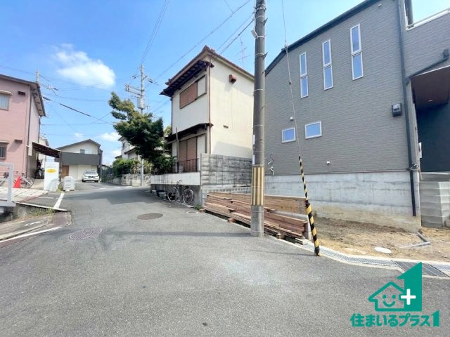 ■枚方市高田　第2期　新築一戸建ての前面道路含む現地写真|周辺は閑静な住宅街！前面道路広々で車の出し入れも便利です。駐車が苦手な方でも安心して車庫入れできます！