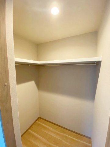 桂上野西町の完成予想図|【施工例】
ウォークインクローゼットはお洋服以外にも掃除機やスーツケースなども一箇所に集約できるのが魅力です！
