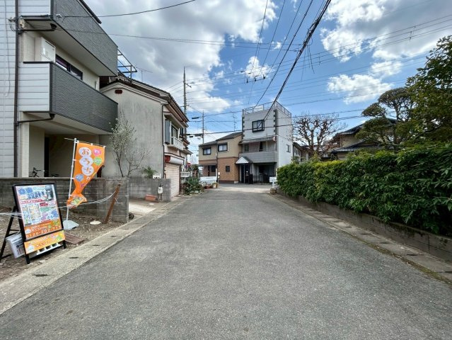 桂上野西町の前面道路含む現地写真|＼前道ゆったり６ｍ！／
駐車もラクラク行えます♪おうちの目の前は建物がなく開放感を感じられます♪