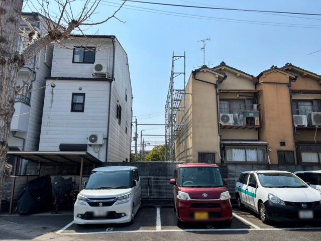 桂上野西町のその他|【おうちの裏側】
おうちの裏側がマンションの駐車場につき日当たり・通風良好です！
現地にて実際に体感してみてください♪