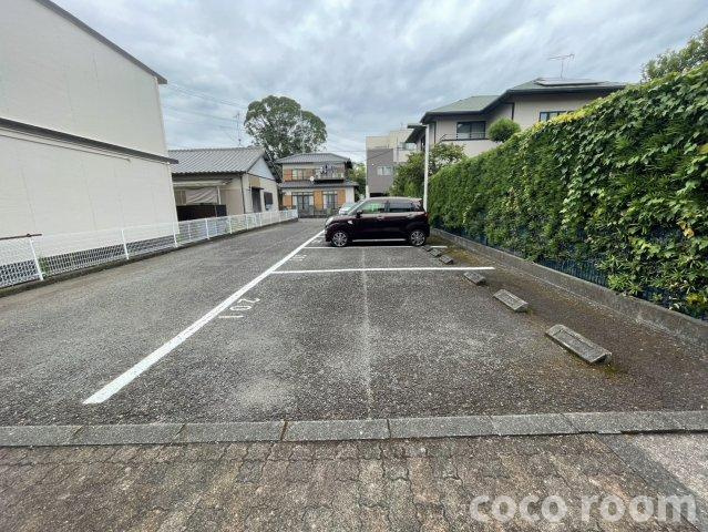 ビューラ小松原の駐車場