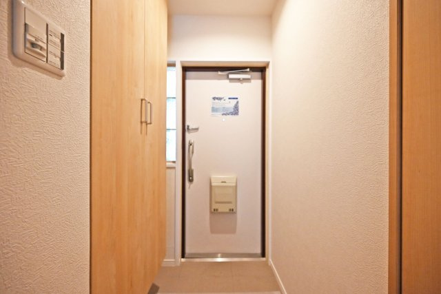 グランドハイツ甲陽園の玄関|すっきりとした印象の空間。収納も備わっており、靴や小物を整理して気持ちよくお客様を迎えられます。
