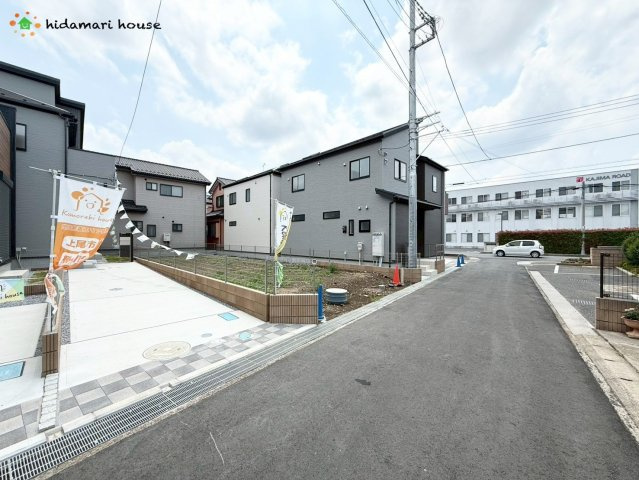 上尾市浅間台2丁目　新築戸建　ブルーミング02の前面道路含む現地写真