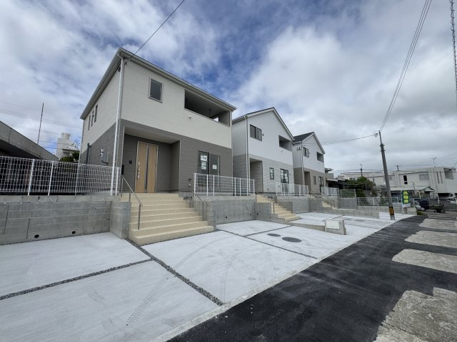 糸満市兼城　第4（全3棟）1号棟の外観|1号棟　並列駐車3台可♪EV車充電設備付き♪
