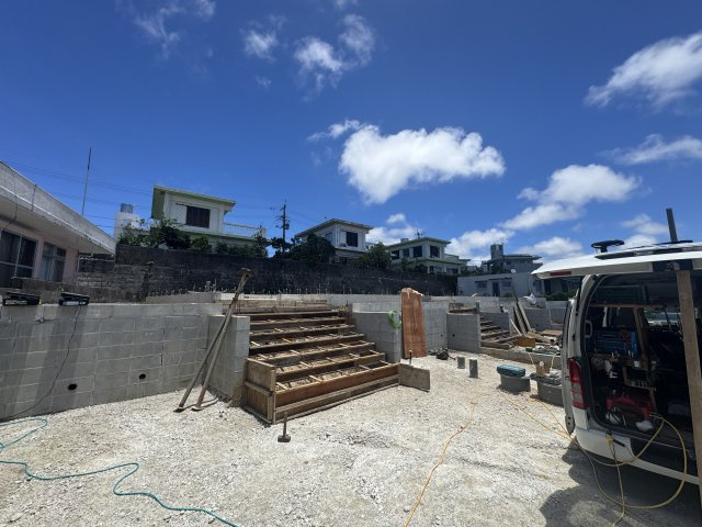 糸満市兼城　第4（全3棟）1号棟の前面道路含む現地写真|※2026.5.20撮影
