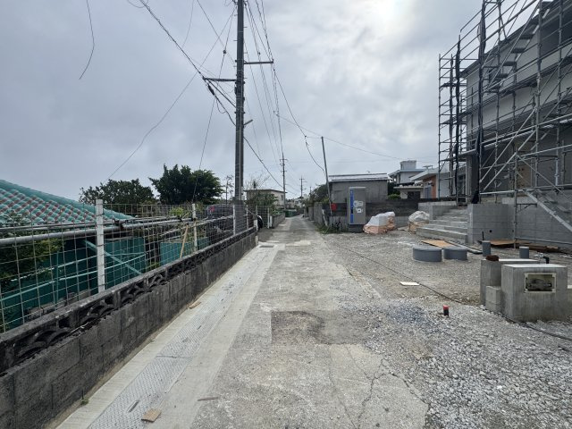 糸満市兼城　第4（全3棟）1号棟の前面道路含む現地写真|※南側側公道4m♪