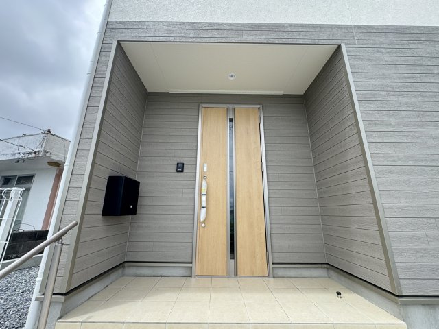 糸満市兼城　第4（全3棟）1号棟の玄関|1号棟　スマートキー付き♪