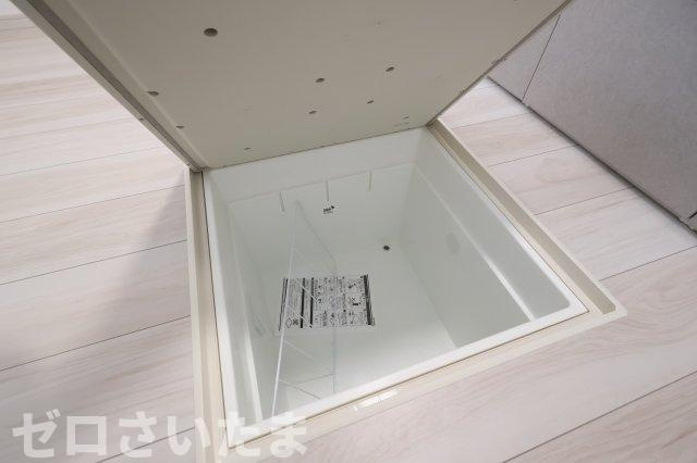 《仲介手数料無料》練馬区大泉学園町８丁目6-7新築一戸建てリガーレのキッチン|床下収納＆点検口