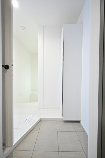 Ｔｈｅ　Ｒｅｓｉｄｅｎｃｅ　Ｎｉｈｏｎｂａｓｈｉの玄関|収納もある玄関です
