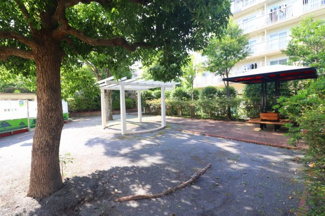 【周辺】 | 駒寄第一住宅 | 敷地内はもちろん、近隣にも公園が点在し、緑を身近に感じられる住環境。お子様との遊び場や日々の散歩コースにも恵まれ、穏やかで心安らぐ暮らしが叶います。