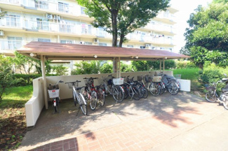 【駐輪場】 | 駒寄第一住宅 | 大切な自転車を雨や汚れから守る屋根付きサイクルポート。乗り降りもスムーズで、通勤・通学やお買い物にも便利。安心して保管できる駐輪スペースです。