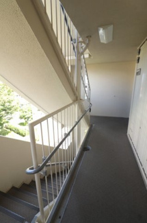 【その他共用部分】 | 駒寄第一住宅 | 清掃の行き届いた共用廊下と階段は、管理の良さを感じさせる快適な共有空間。日々安心して利用でき、住まう方や訪れる方に好印象を与えます。