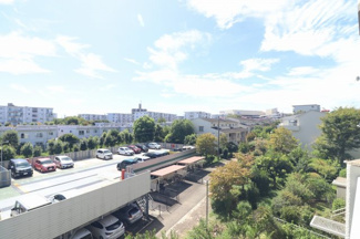【展望】 | 駒寄第一住宅 | 手入れの行き届いた植栽の緑が住まいに彩りを添え、バルコニーからは遠くまで見渡せる開放的な眺望と広い空が広がります。四季の移ろいを感じながら、心地よい暮らしを叶える魅力的な住環境です。
