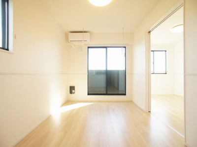 【居間・リビング】 | ドミール大島Ⅵ | 快適に過ごせるエアコンが付いています♪