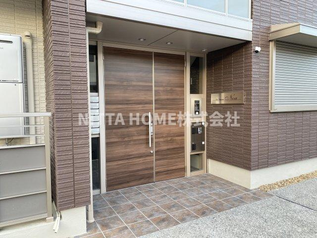 舞鶴市字引土の賃貸マンションのエントランス|宅配ボックスも搭載！
