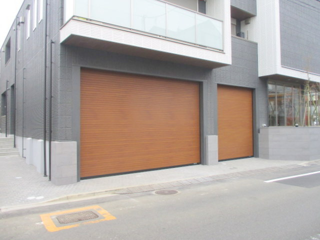 桜樹高山の駐車場|敷地内シャッター付駐車場あり（空き・入庫要確認）