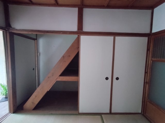 I様日方戸建の収納