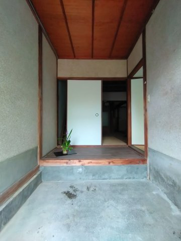 I様日方戸建の玄関