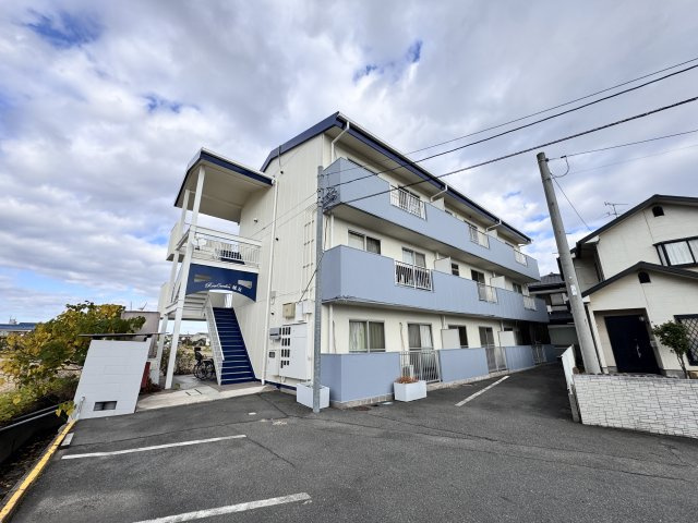 ローズガーデン延友の駐車場