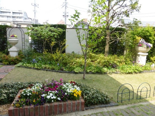 【中庭】 | グローサス朝霞台　(志木本店) | 敷地内に公園やプレイロットが設けられているので子育てにも便利。