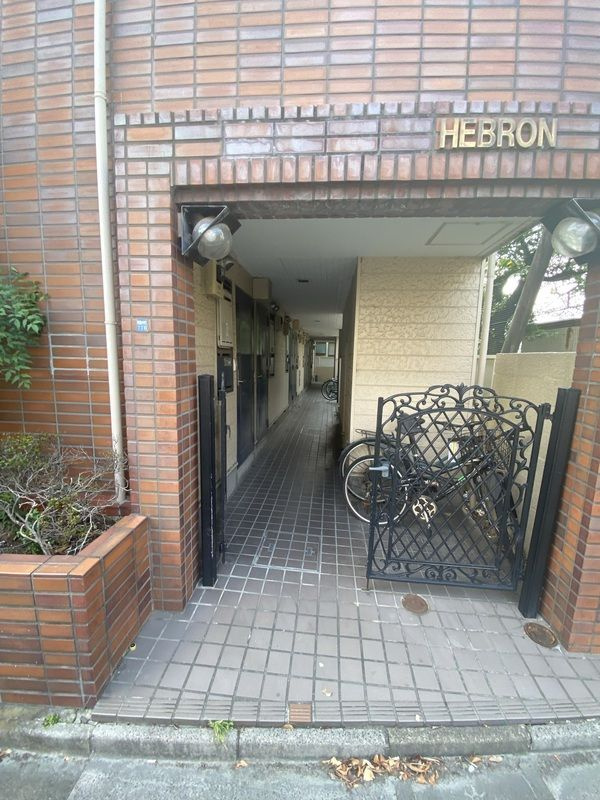HEBRONのエントランス