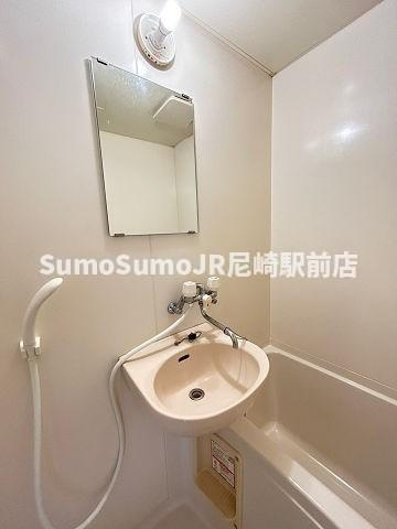 レオパレス猪名川の洗面所|明るい洗面所です