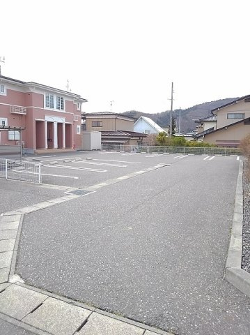 メゾン双鶴Ｃの駐車場