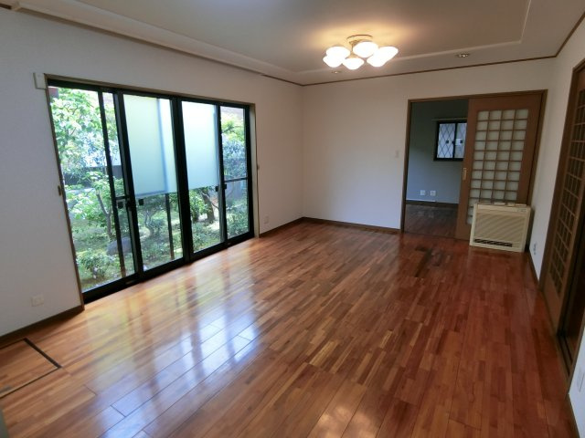 今井仲町貸家の居間・リビング